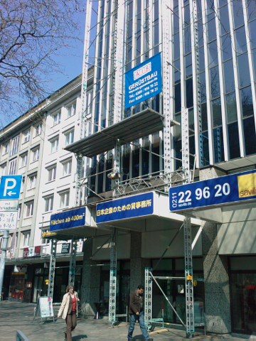 Einbruchsicher eingerüstetes Hochhaus