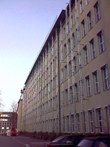 Einbruchsicher eingerüstetes Gebäude