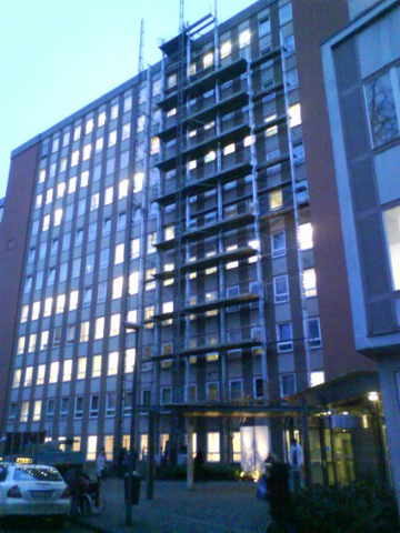 Gerüst am Krankenhaus