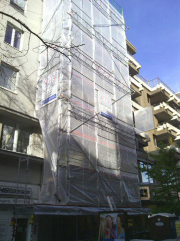 Beispiele für Gerüste an Wohnhäusern: Eingerüstetes Mehrfamilienhaus