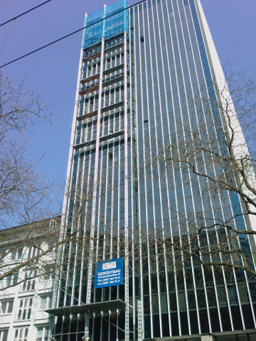 Eingerüstetes Bürohochhaus