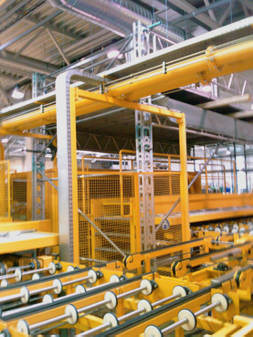 Hängegerüst in einer Produktionshalle