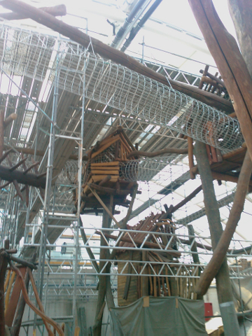 Montagegerüst für den Inddorspielplatz in der Asienhalle ZOOM Gelsenkirchen