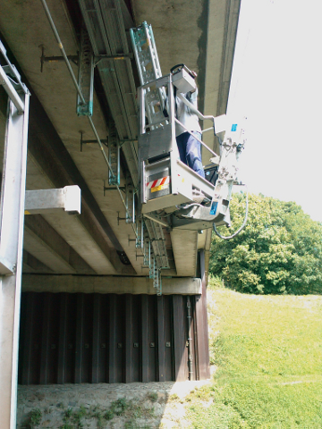 Hängegerüst unter einer Brücke