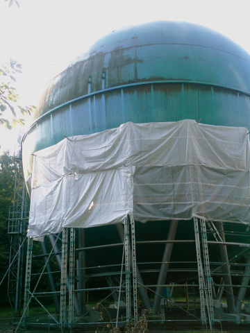 Eingerüsteter Kugelgasbehälter